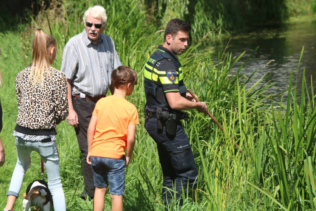 Kinderwagen met baby raakt te water