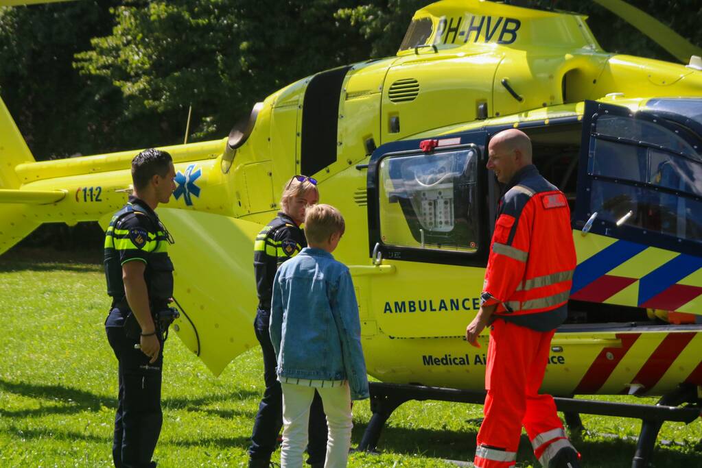 Kinderwagen met baby raakt te water