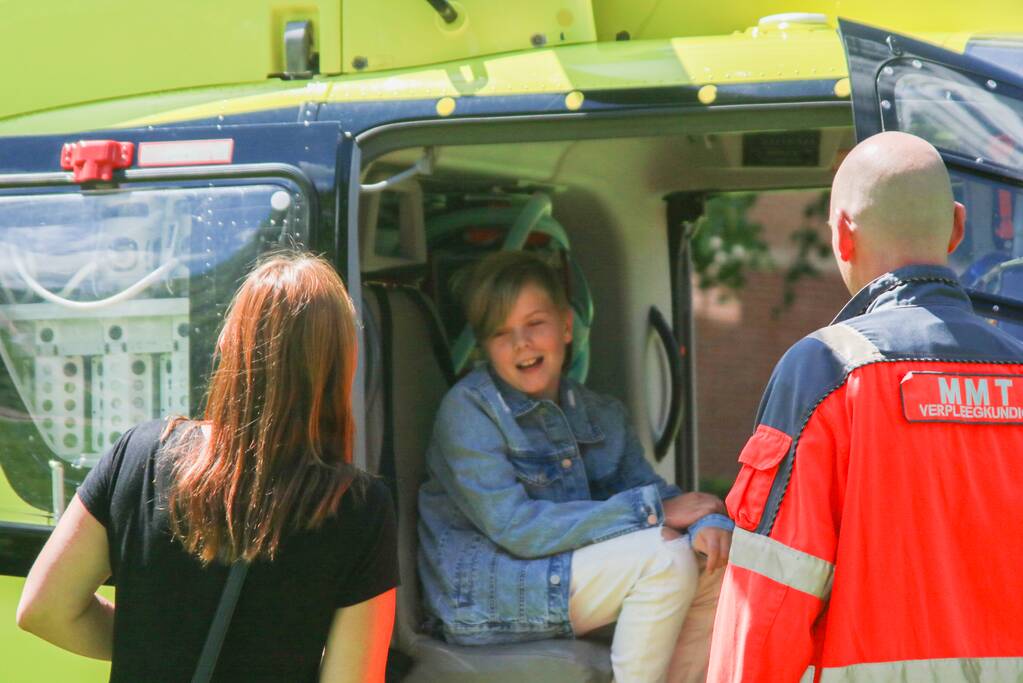 Kinderwagen met baby raakt te water