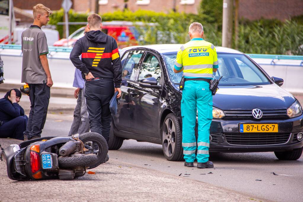 Scooterrijder gelanceerd bij aanrijding met auto