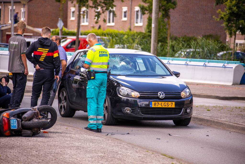 Scooterrijder gelanceerd bij aanrijding met auto