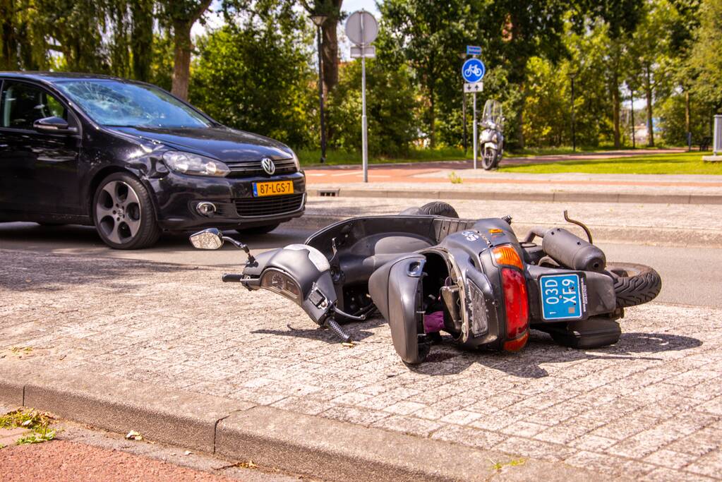 Scooterrijder gelanceerd bij aanrijding met auto