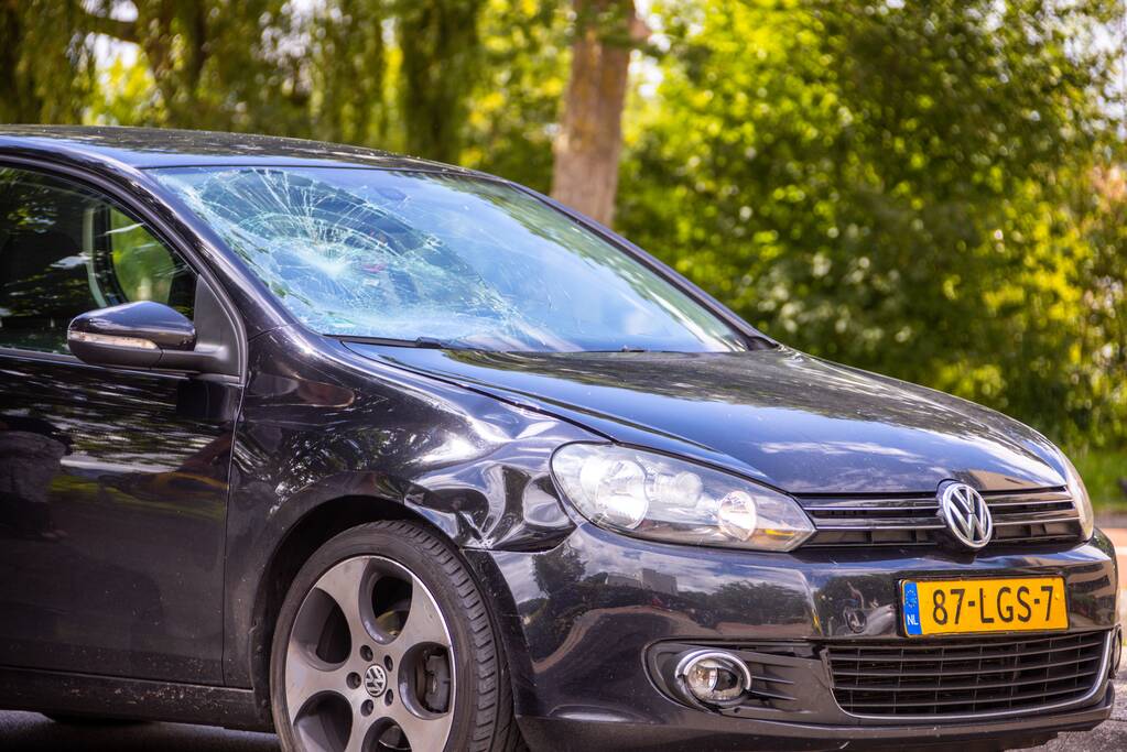 Scooterrijder gelanceerd bij aanrijding met auto