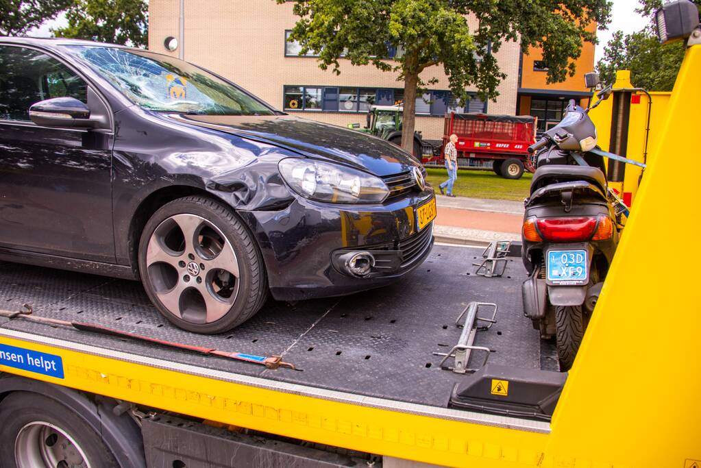 Scooterrijder gelanceerd bij aanrijding met auto