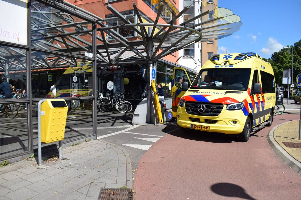 Man zwaargewond na val op straat