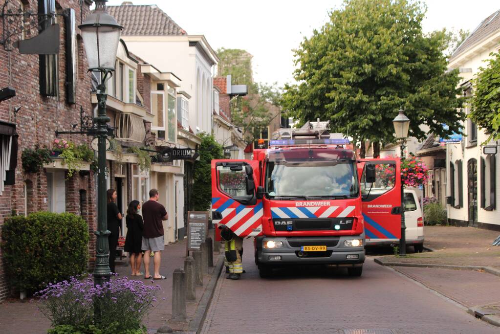 Brandweer verricht metingen in winkel