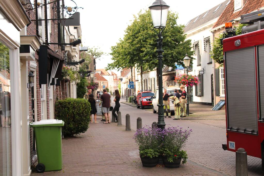 Brandweer verricht metingen in winkel