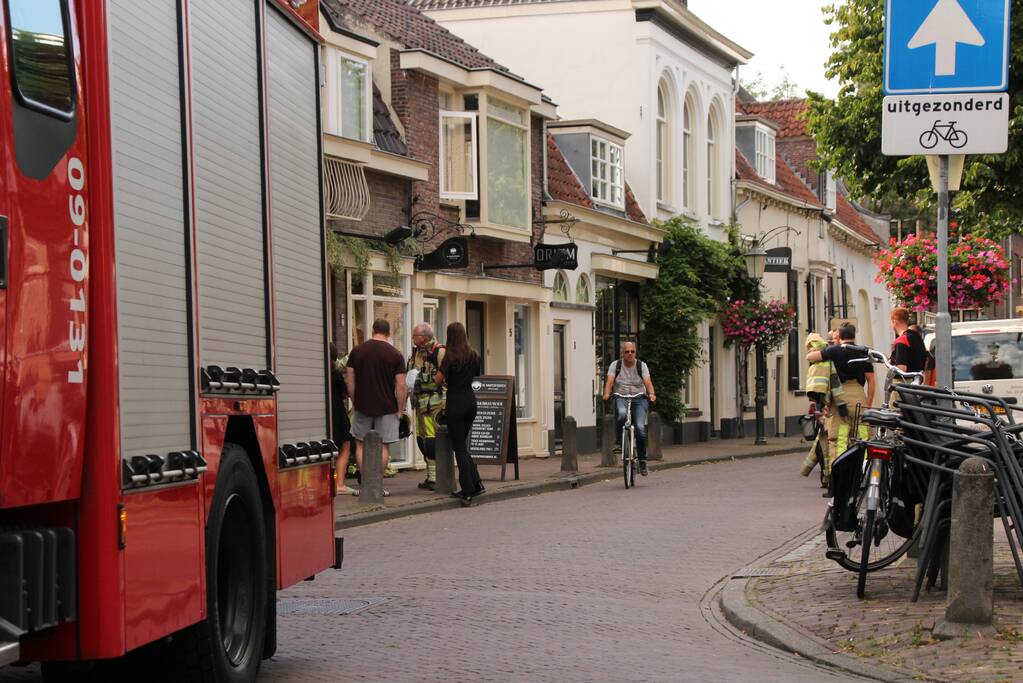 Brandweer verricht metingen in winkel