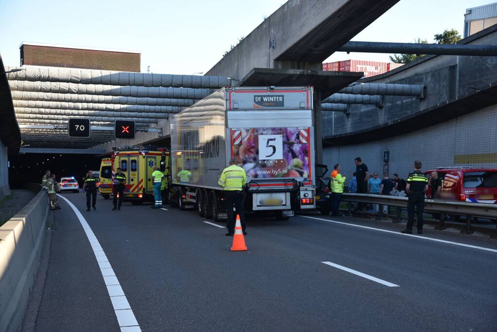 Auto klem tussen vangrail en vrachtwagen in Beneluxtunnel