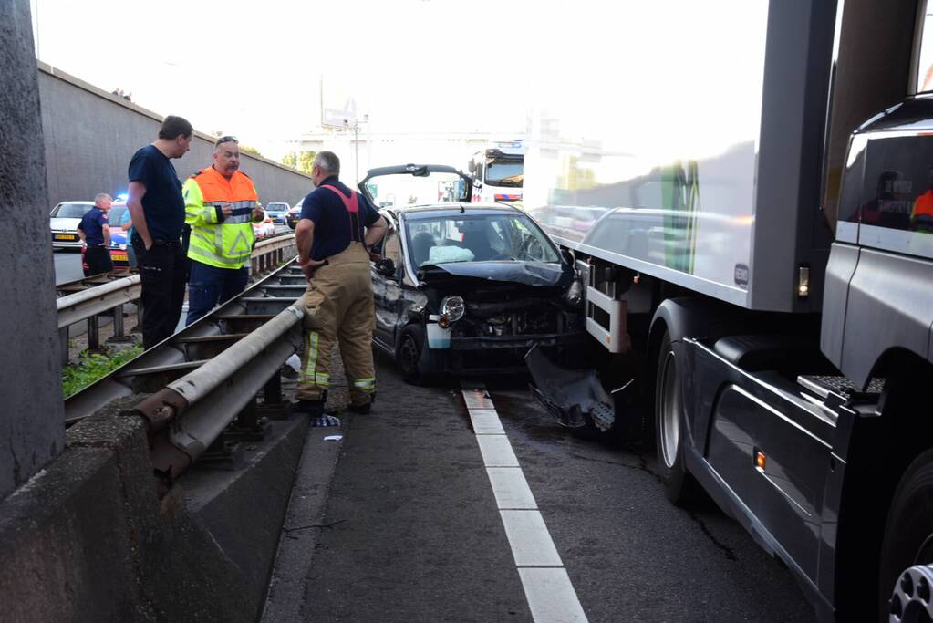 Auto klem tussen vangrail en vrachtwagen in Beneluxtunnel