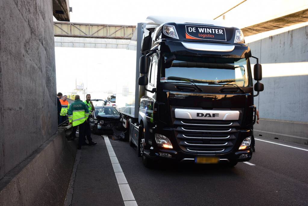 Auto klem tussen vangrail en vrachtwagen in Beneluxtunnel