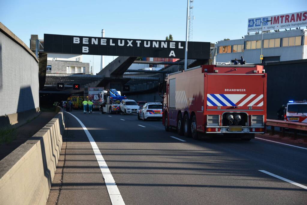 Auto klem tussen vangrail en vrachtwagen in Beneluxtunnel