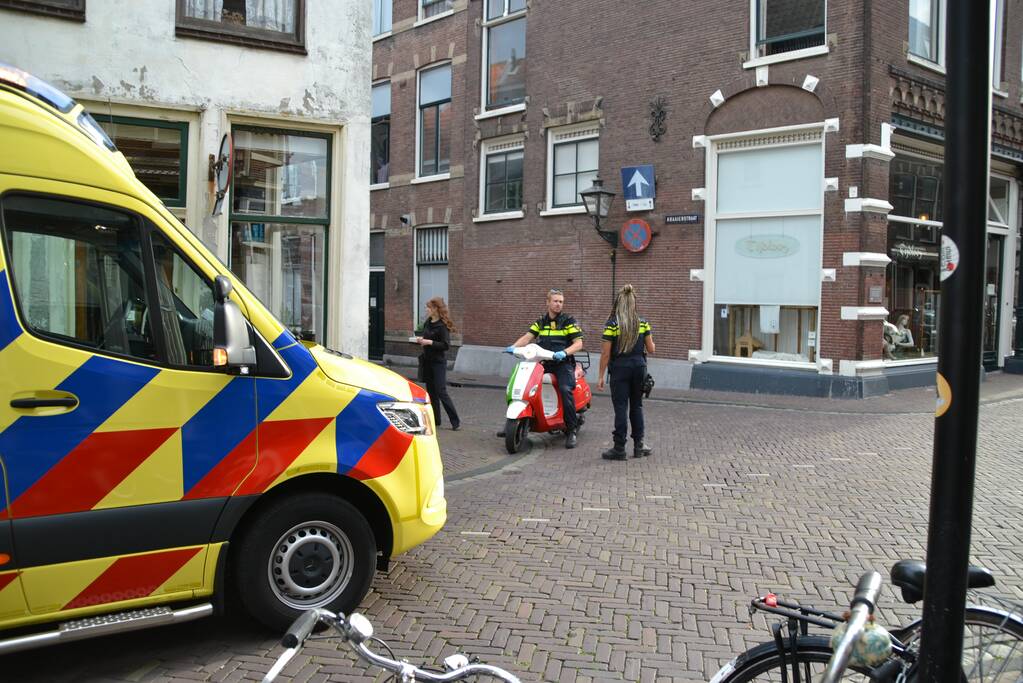 Scooterrijder naar ziekenhuis na harde val