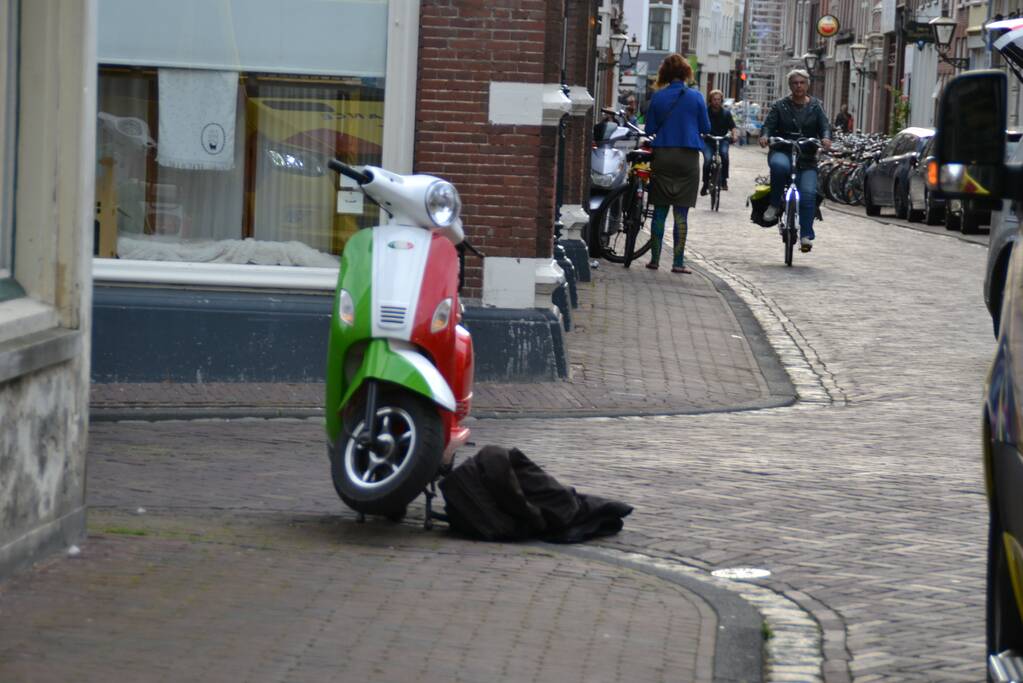 Scooterrijder naar ziekenhuis na harde val