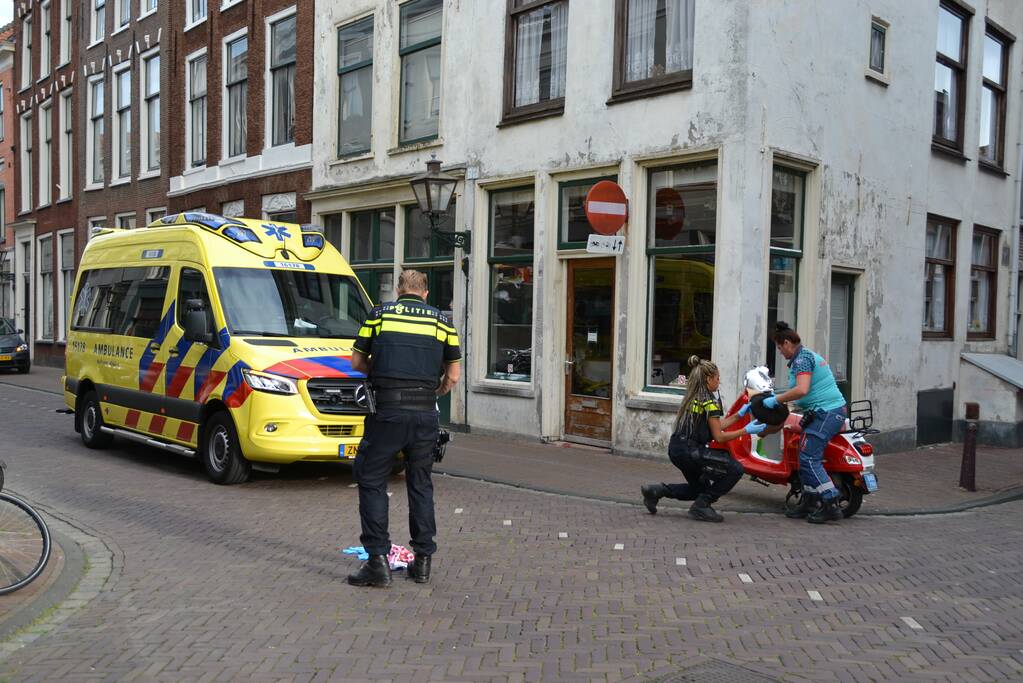 Scooterrijder naar ziekenhuis na harde val