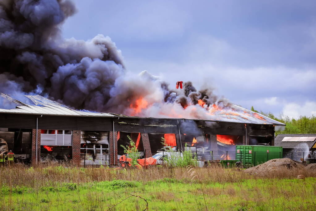 Zeer grote brand in bedijfsverzamelgebouw