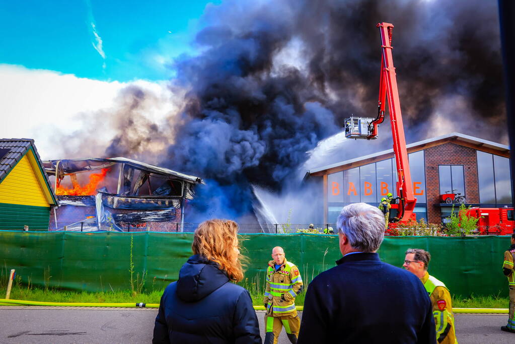 Zeer grote brand in bedijfsverzamelgebouw