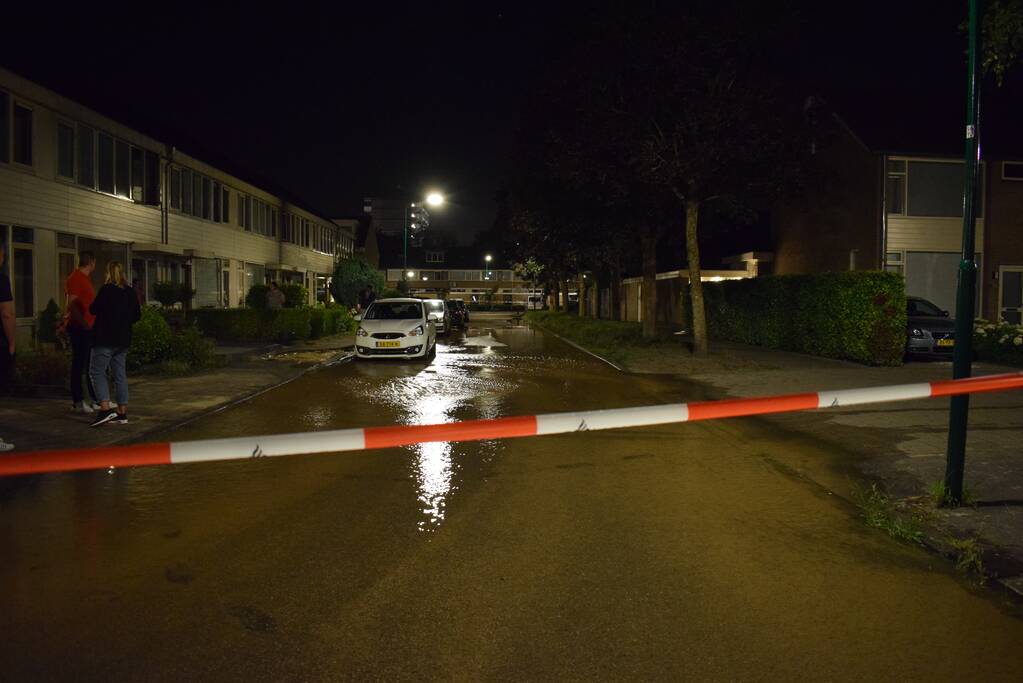 Straat afgezet na gesprongen waterleiding