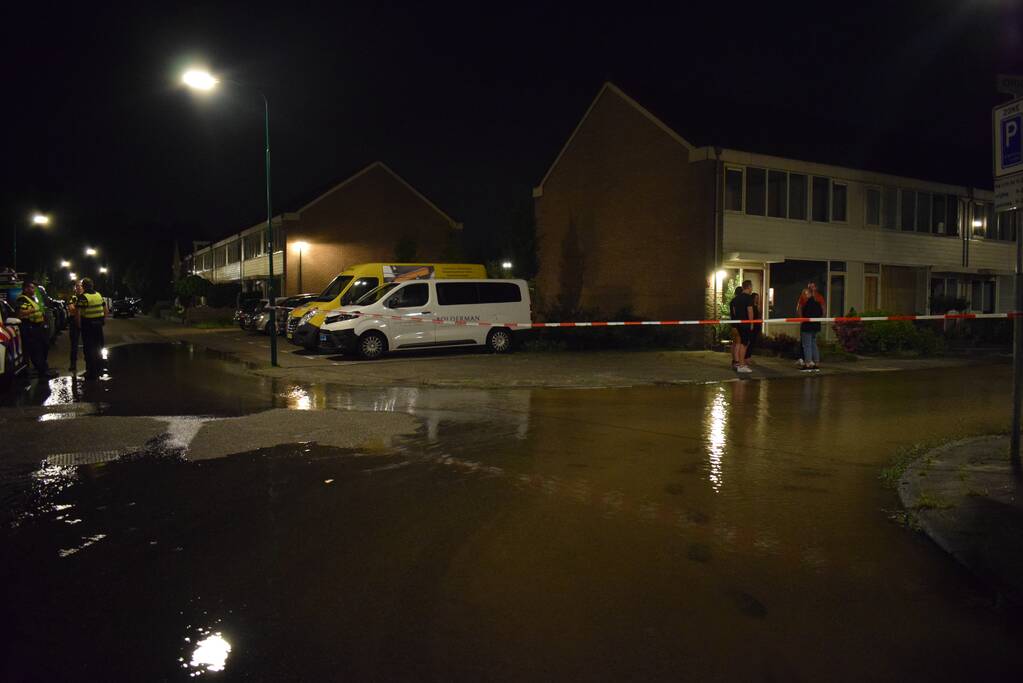 Straat afgezet na gesprongen waterleiding