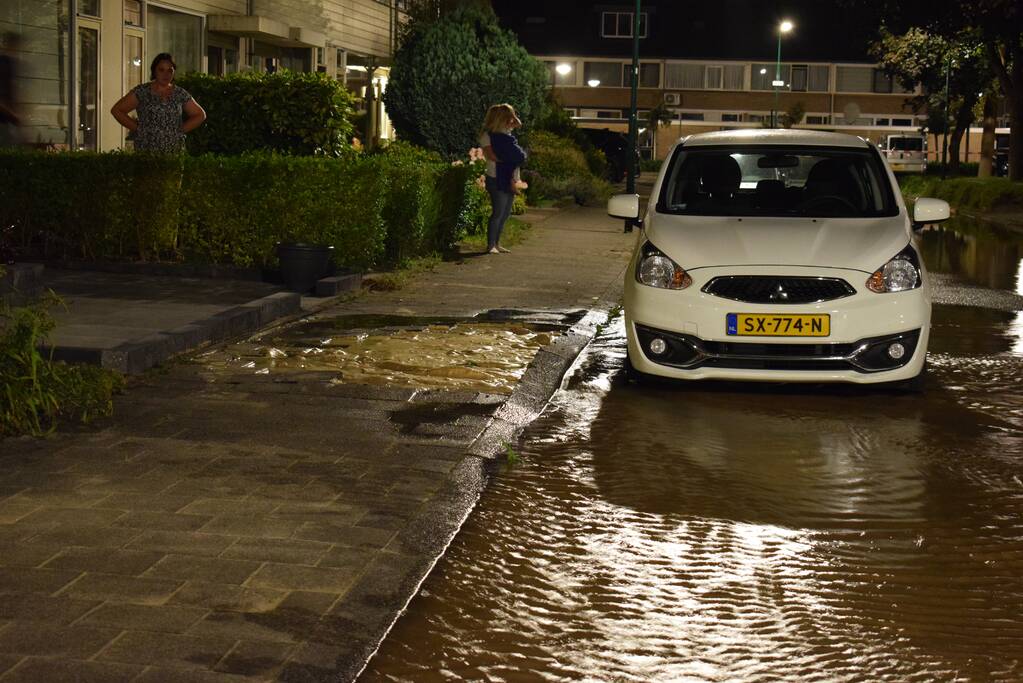 Straat afgezet na gesprongen waterleiding