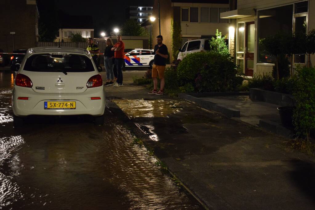 Straat afgezet na gesprongen waterleiding