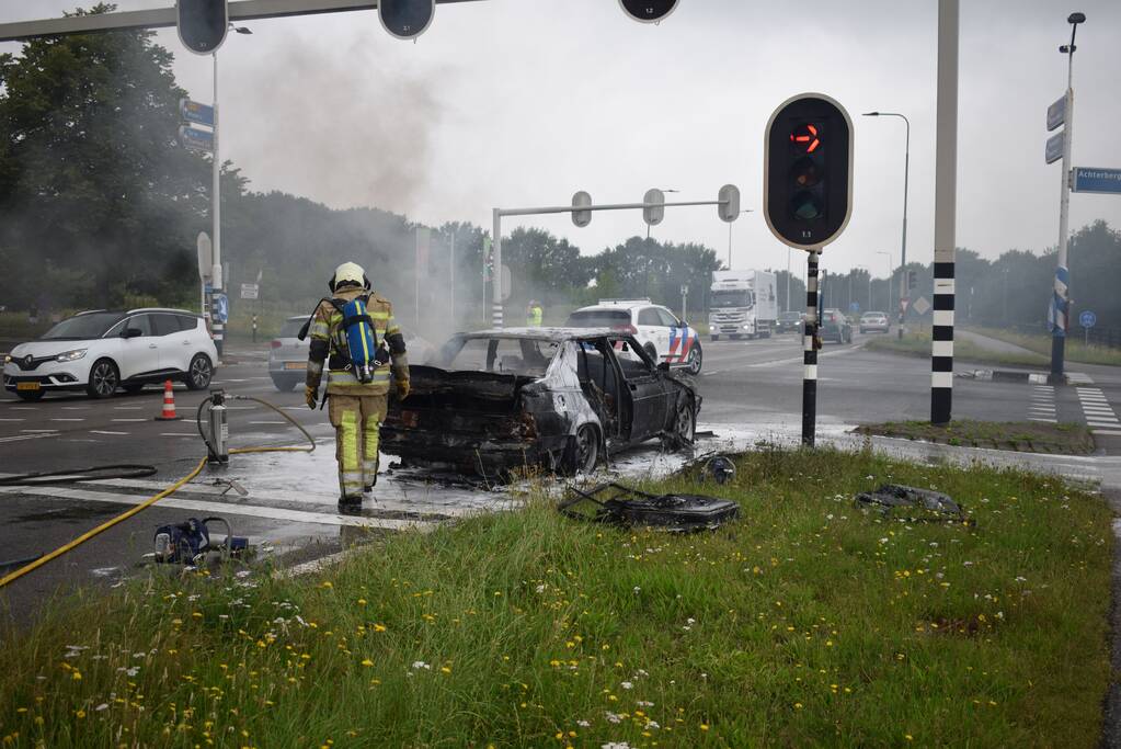 Auto brandt volledig uit bij verkeerslichten