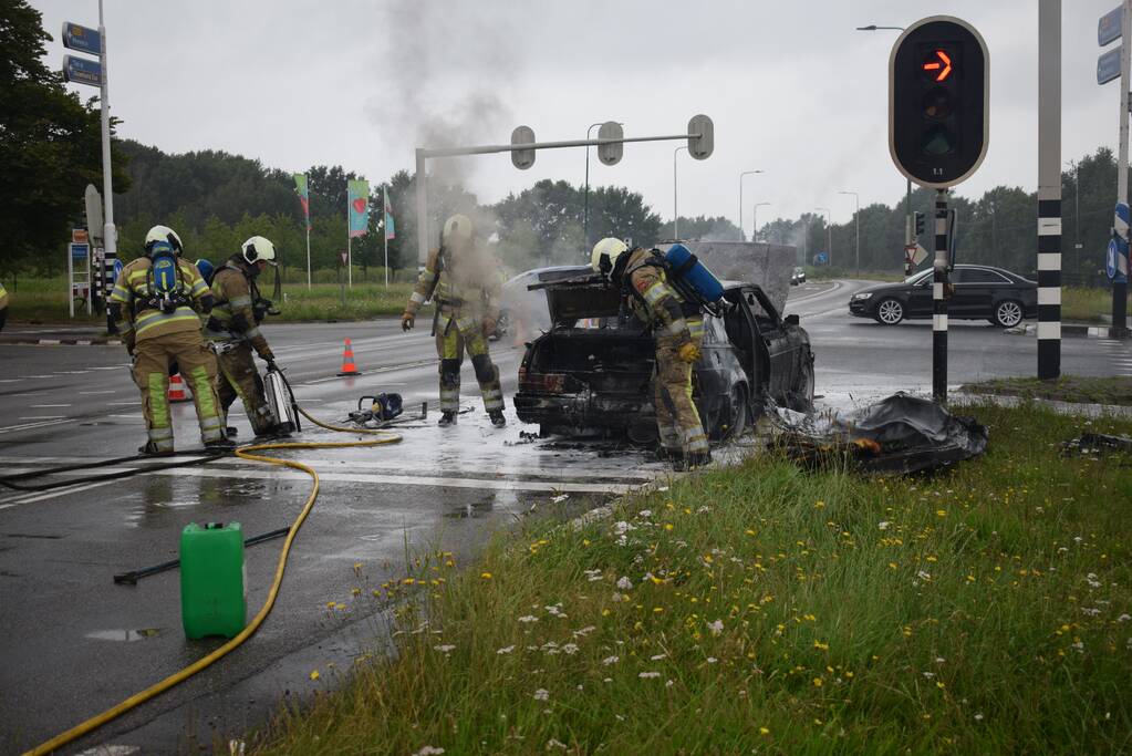 Auto brandt volledig uit bij verkeerslichten