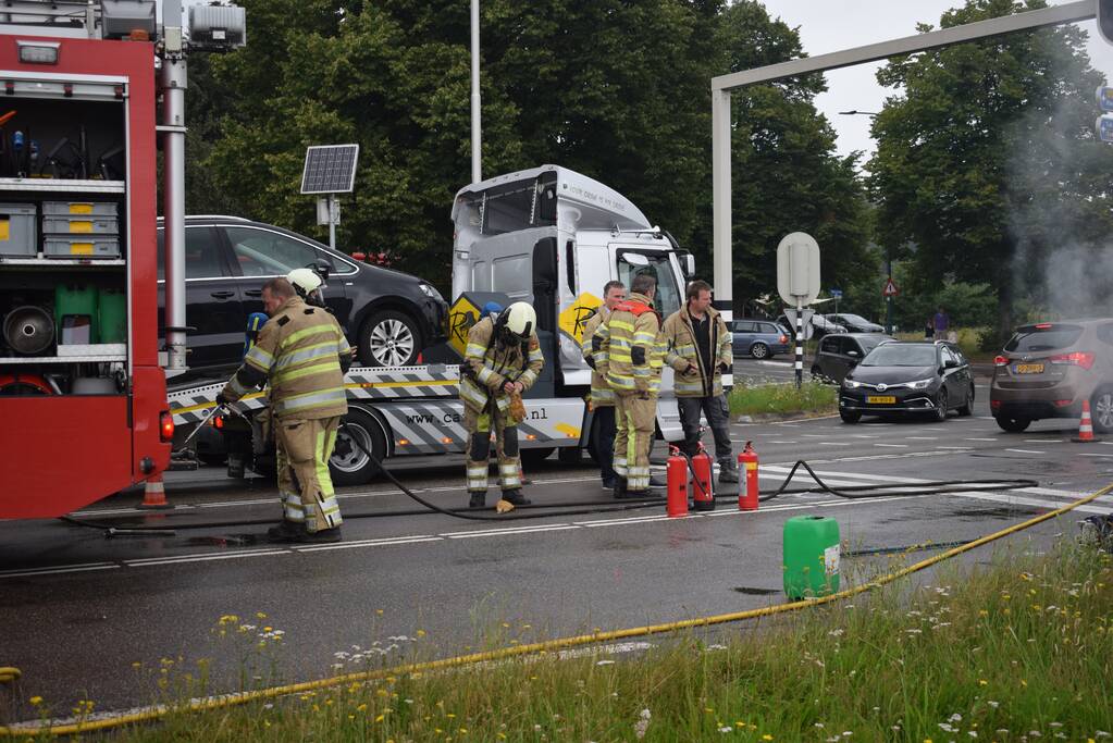 Auto brandt volledig uit bij verkeerslichten