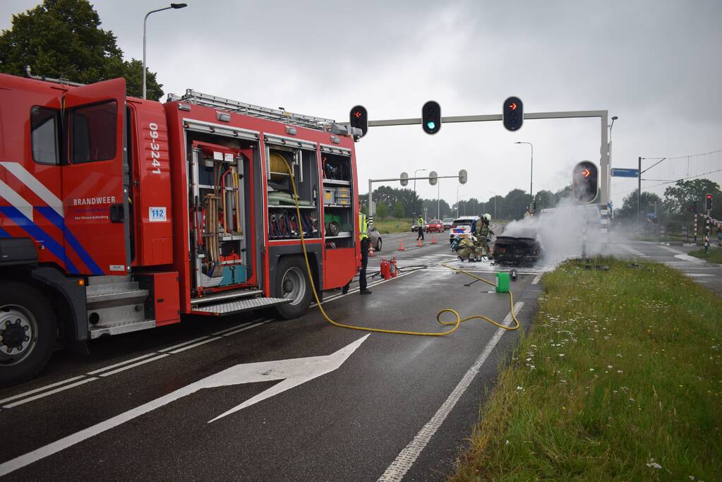 Auto brandt volledig uit bij verkeerslichten