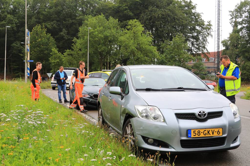 Schade na aanrijding tussen twee auto's