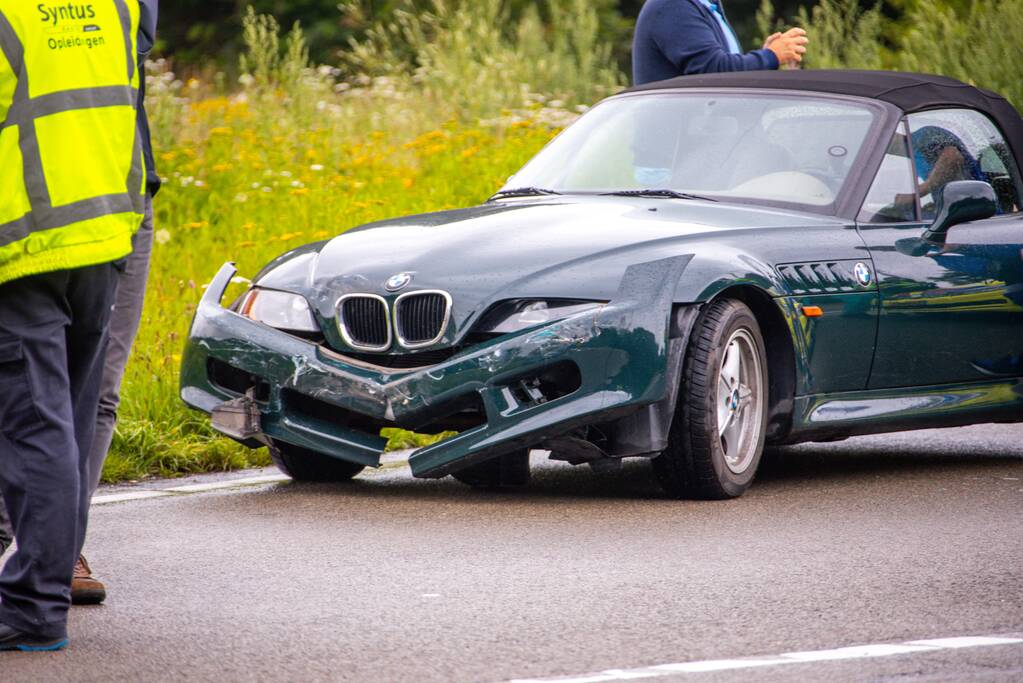 Schade na aanrijding tussen twee auto's