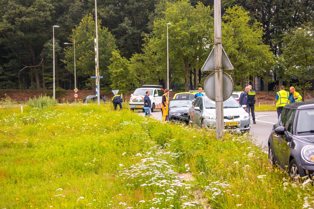 Schade na aanrijding tussen twee auto's