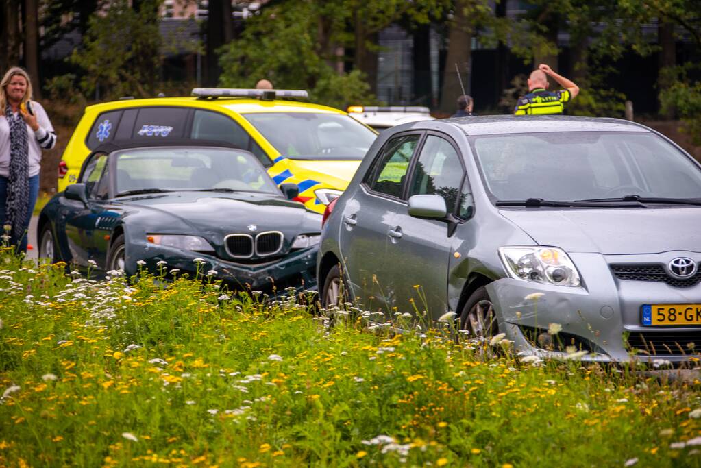 Schade na aanrijding tussen twee auto's