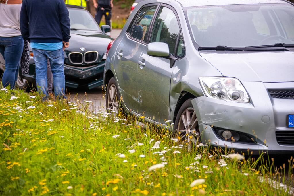 Schade na aanrijding tussen twee auto's