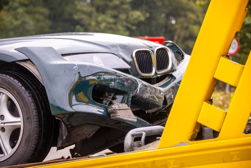 Schade na aanrijding tussen twee auto's