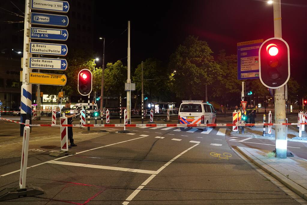 Fietsster zwaargewond na aanrijding met politiebus