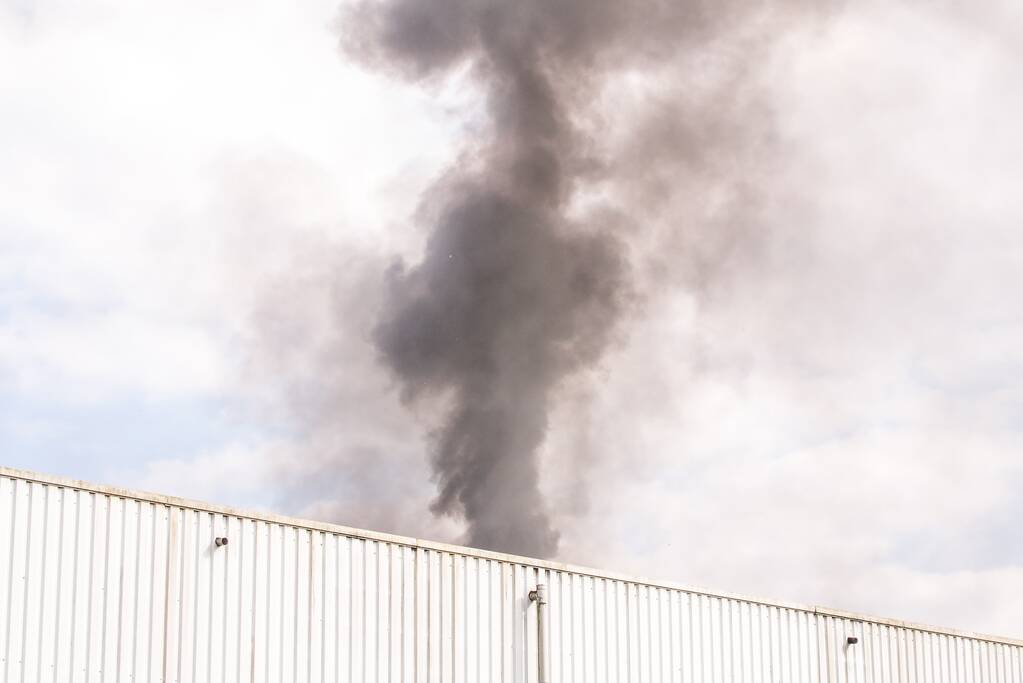 Flinke rookontwikkeling bij bedrijfsbrand