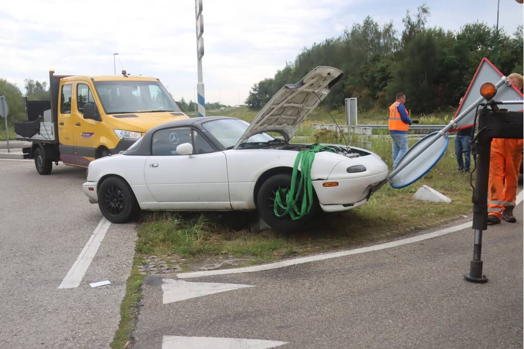 Auto vliegt uit de bocht en wordt gelanceerd