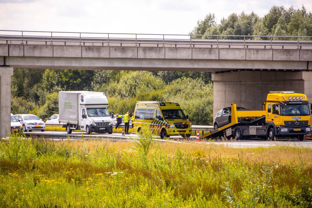 Rijstrook afgesloten door verkeersongeval op snelweg