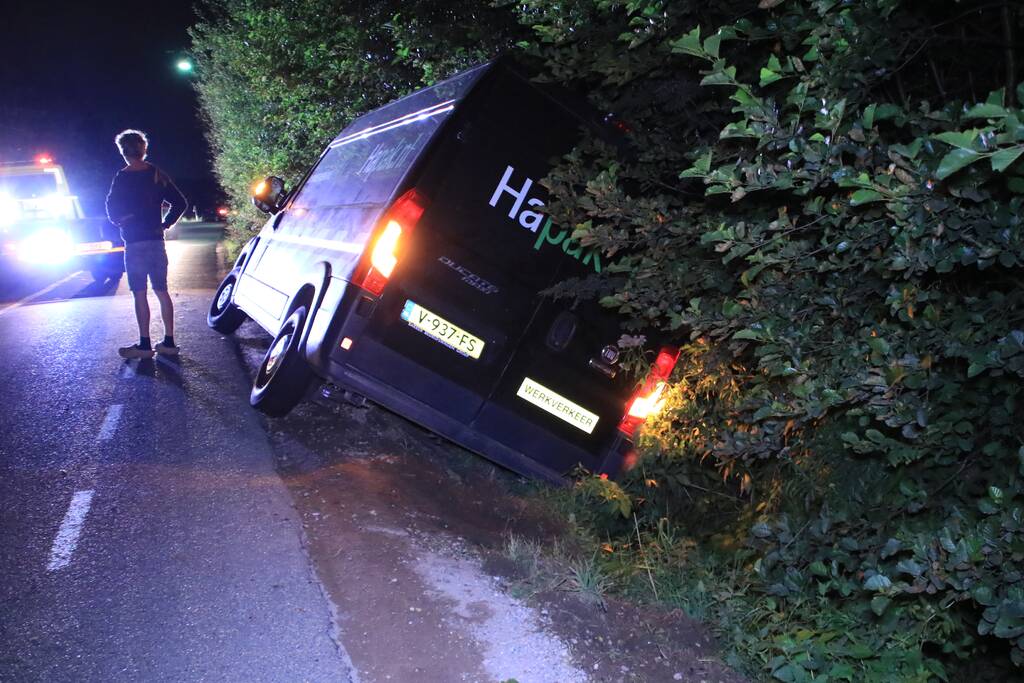 N224 bij Renswoude afgesloten wegens werkzaamheden, bestelbus in de sloot op alternatieve route