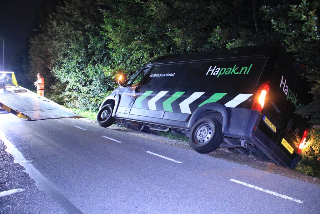 N224 bij Renswoude afgesloten wegens werkzaamheden, bestelbus in de sloot op alternatieve route