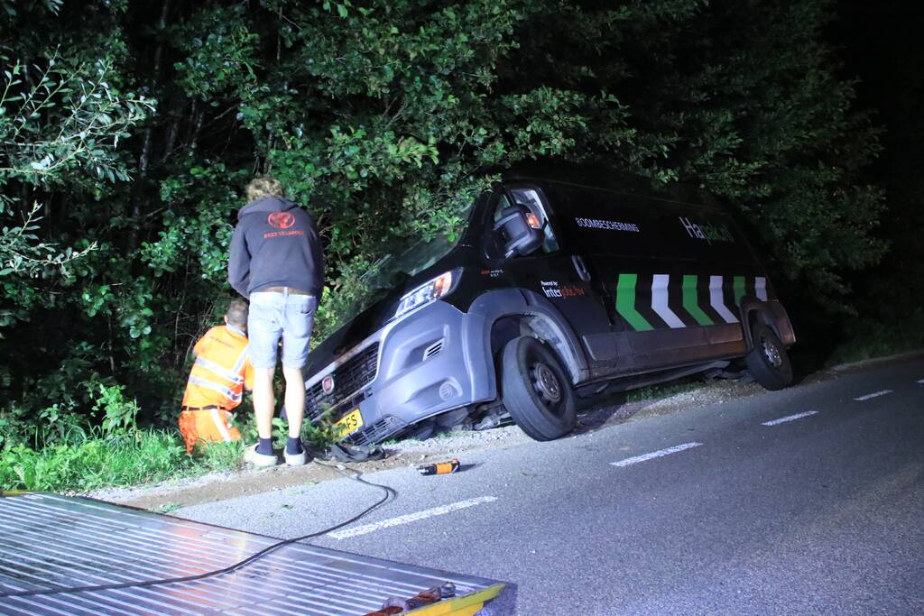 N224 bij Renswoude afgesloten wegens werkzaamheden, bestelbus in de sloot op alternatieve route