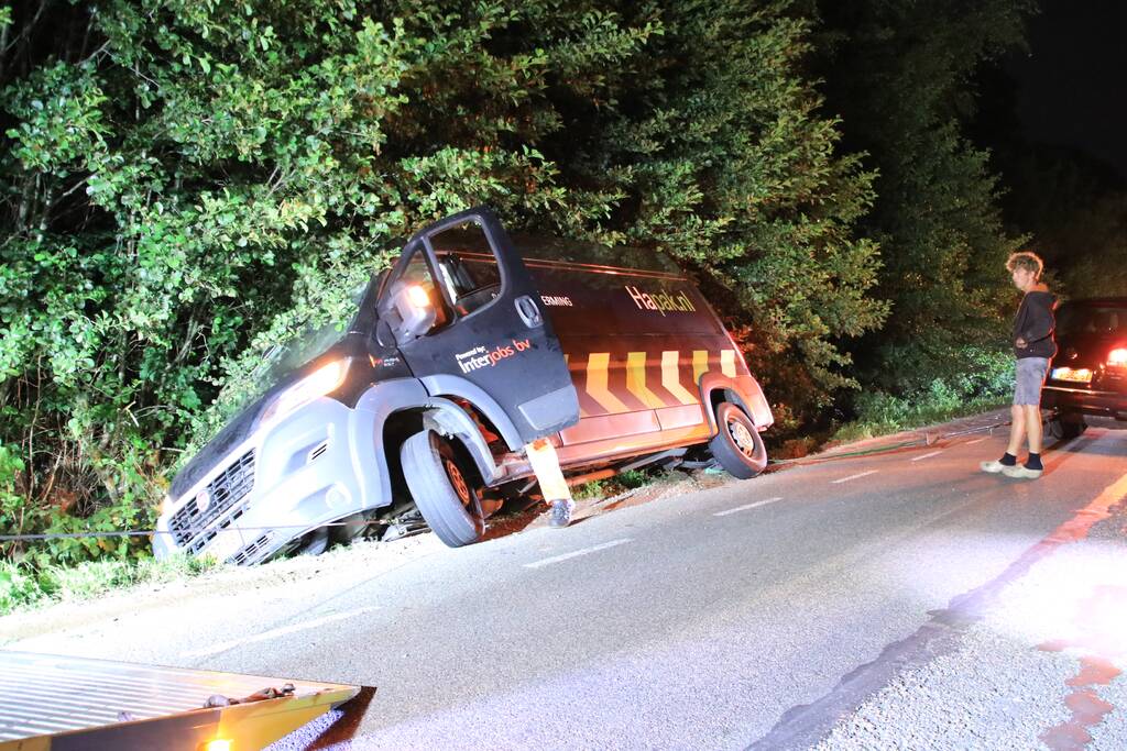 N224 bij Renswoude afgesloten wegens werkzaamheden, bestelbus in de sloot op alternatieve route