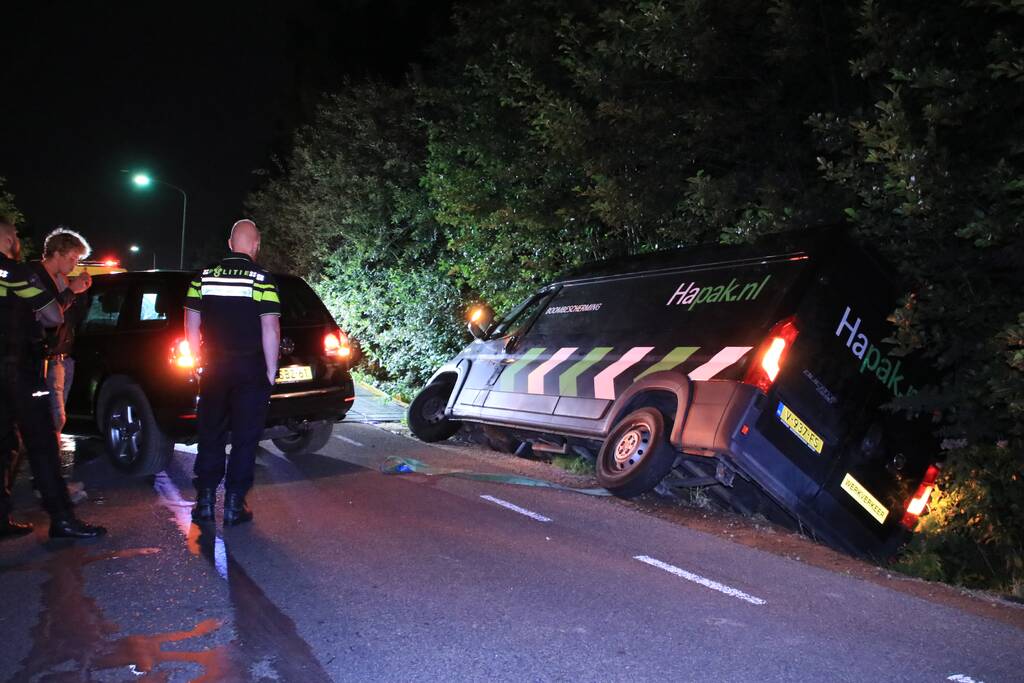 N224 bij Renswoude afgesloten wegens werkzaamheden, bestelbus in de sloot op alternatieve route