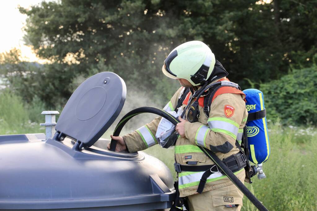 Brand in container met restafval bij Shell-tankstation