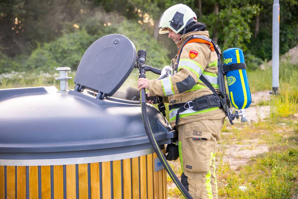 Brand in container met restafval bij Shell-tankstation