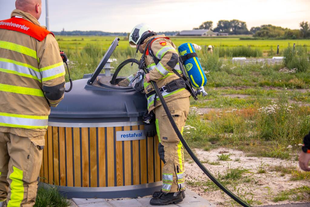 Brand in container met restafval bij Shell-tankstation