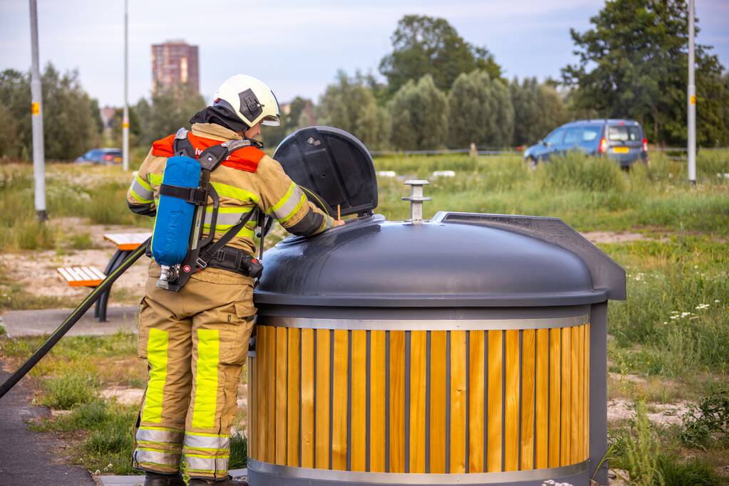 Brand in container met restafval bij Shell-tankstation