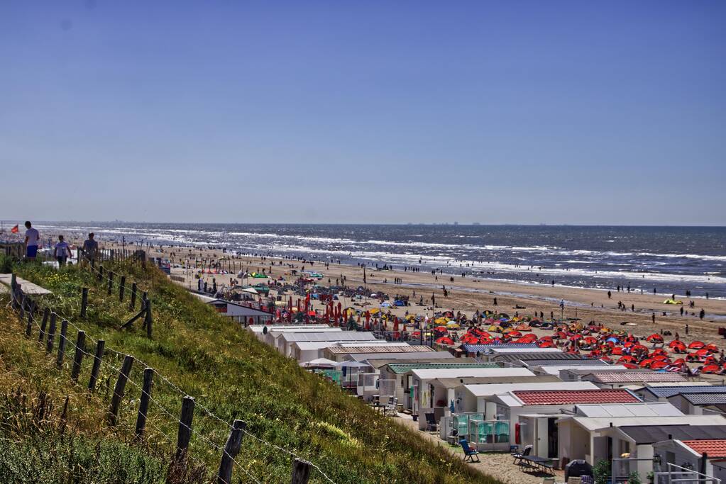 Enorme drukte op het strand, extra treinen ingezet