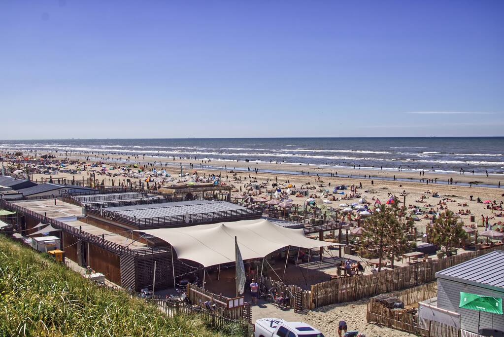 Enorme drukte op het strand, extra treinen ingezet